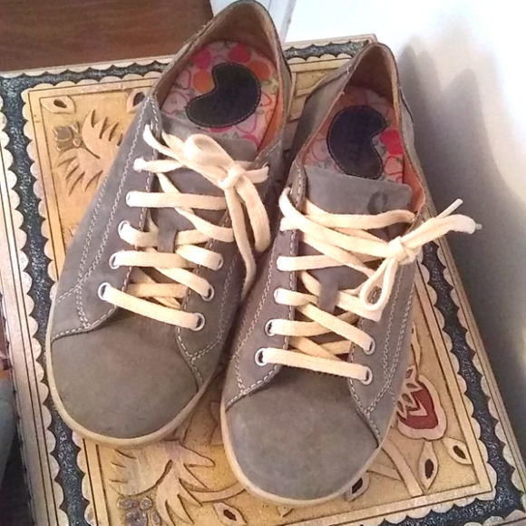 BORN Suede Snickers  8.5 - Picture 2 of 5